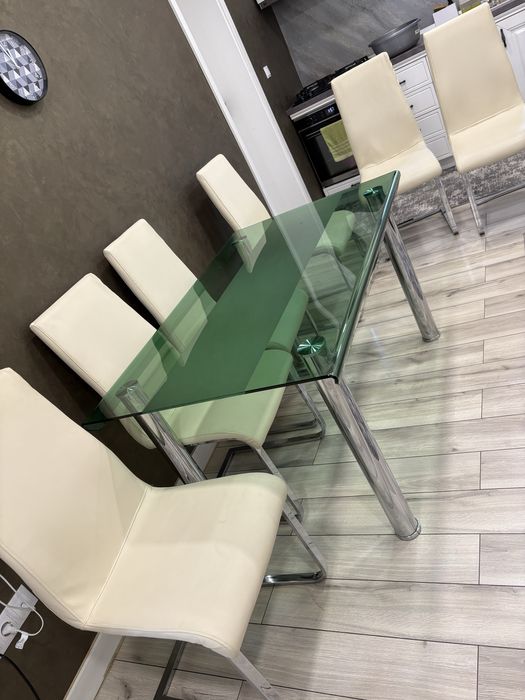 Vand masa cu 6 scaune