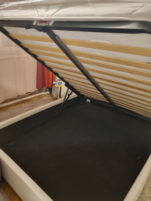 Pat tapițat cu somiera rabatabila,saltea si spatiu de depozitare  140