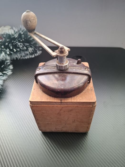 Стари ретро дървени мелнички за черен пипер или кафе