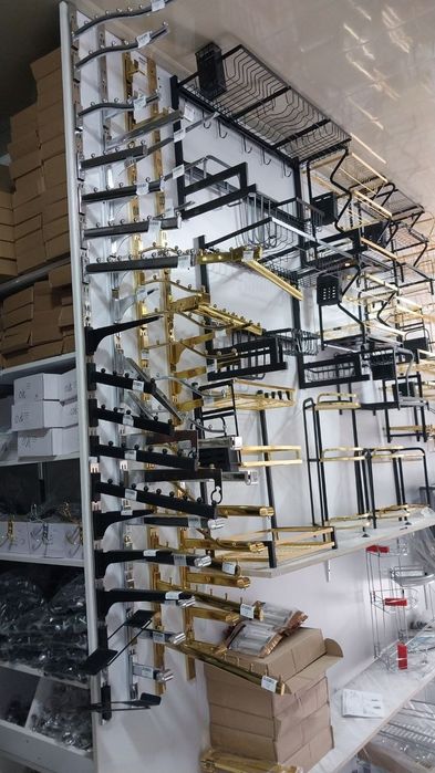 Настенные вешалки для магазинов