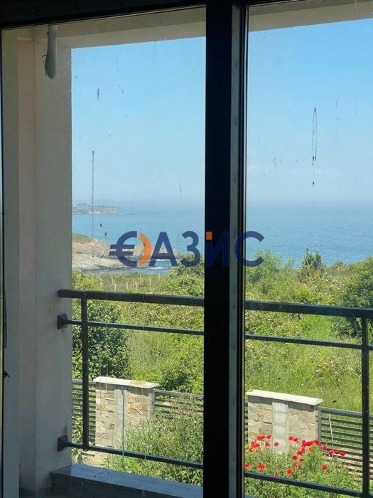 Двуетажна вила с басейн на първа линия море в комплекс "Синеморец