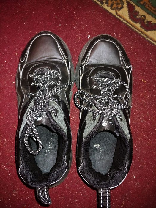 Кроссовки черные