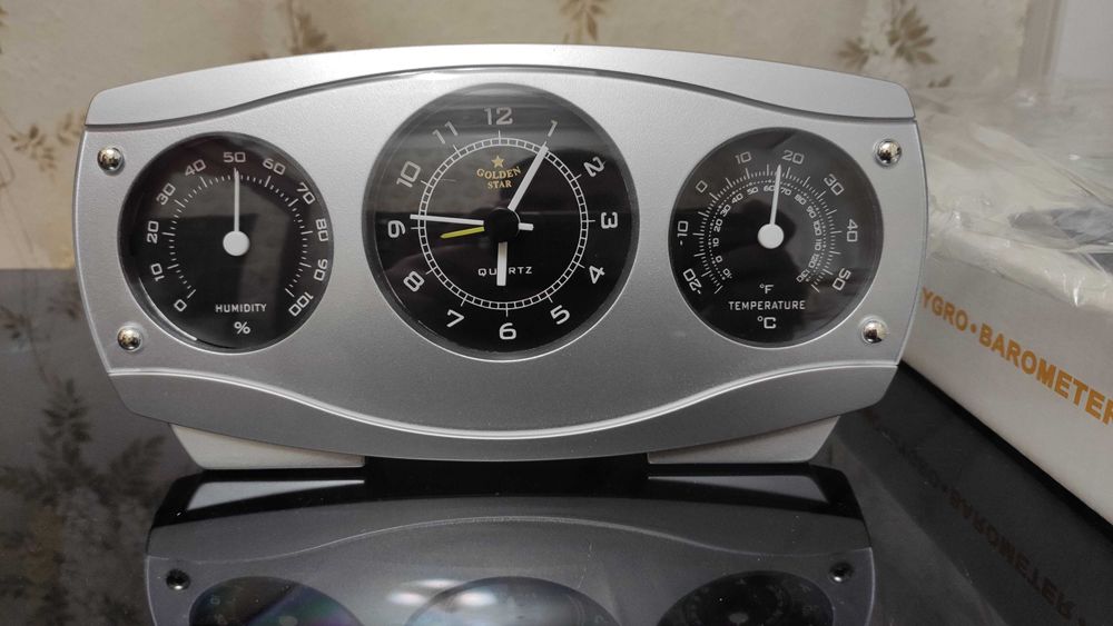 Часы будильник с термометром и гигрометром - новые.