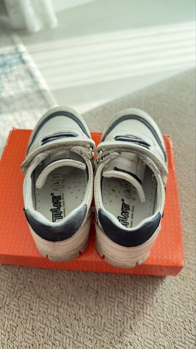 Продам детские кроссовки 23 размер