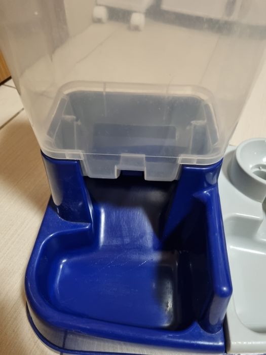 Distribuitor/Dozator hrana si apa