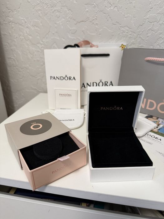 Документы и коробка Pandora