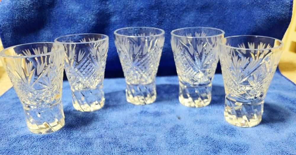 Хрустальные рюмки.