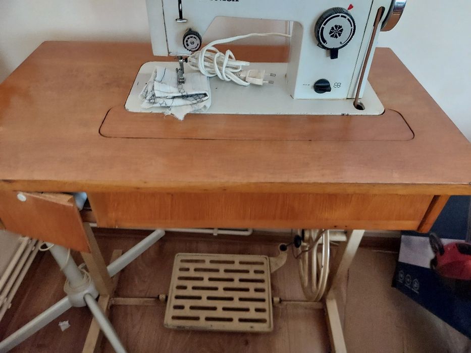 Masina de cusut Monica cu toate accesoriile