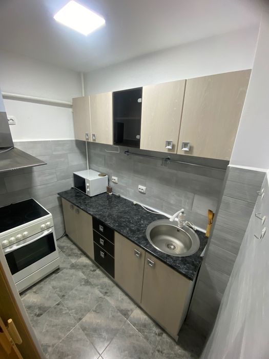 Închiriere garsonieră, zona Craiovei, bloc 9 parter, în apropierea terenului de fotbal! Utilat, mobilat.