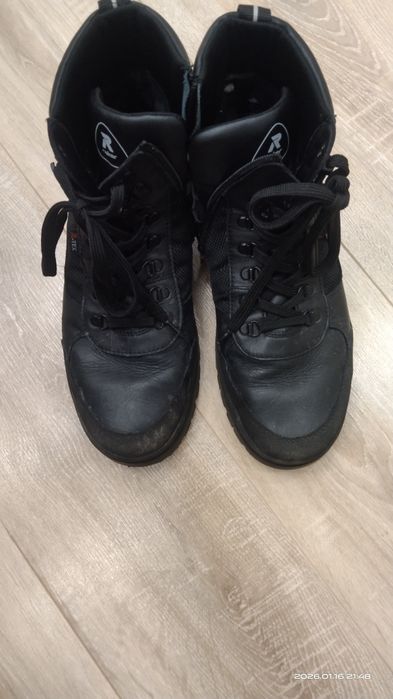 Отдам даром утеплённые ботинки Рикер Революшн