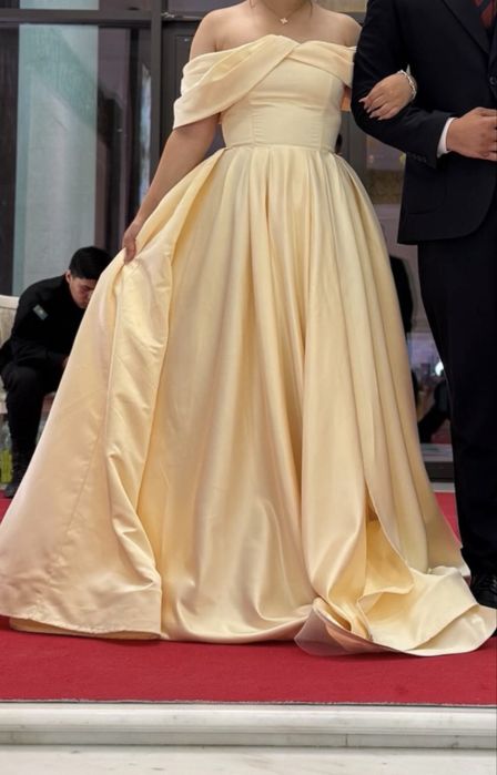 Вечернее платье с открытыми плечами