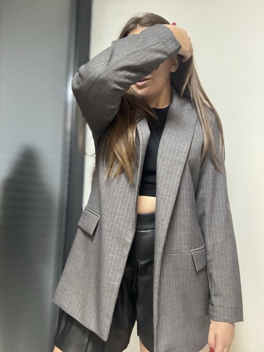 Сако на Stradivarius сиво