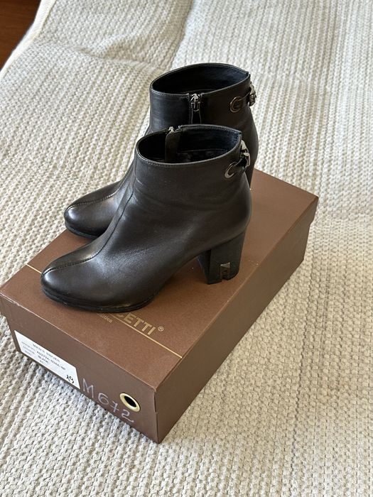 Босоножки на каблуке кожа