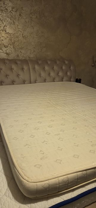 saltea de pat  folosita dar în stare buna  cu dimensiunile de 200 cm pe 160 cm