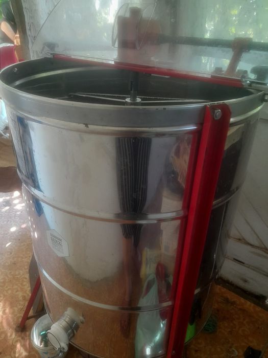 Stupi/Centrifuga apicola/ strecurătoare apicola/ bidoane miere sau lap