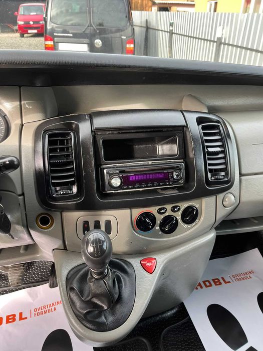 Vand renault trafic,Opel.vivaro cu 6 locuri si duba maxim de lung an 2007 motor 1.9 dci