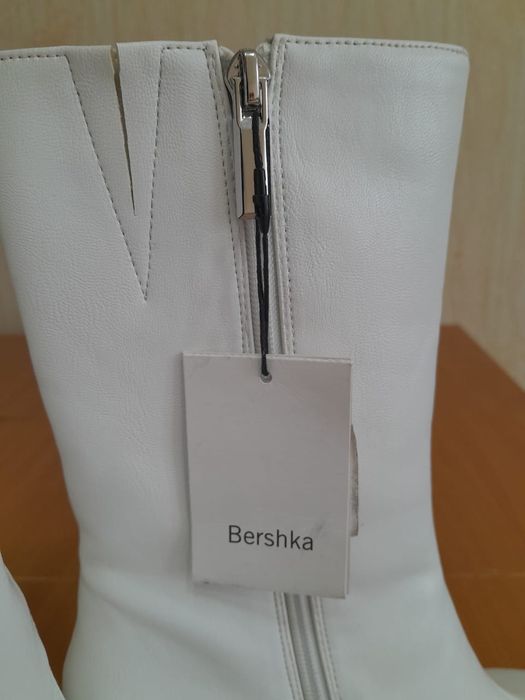 Ботинки белые кожанные Bershka
