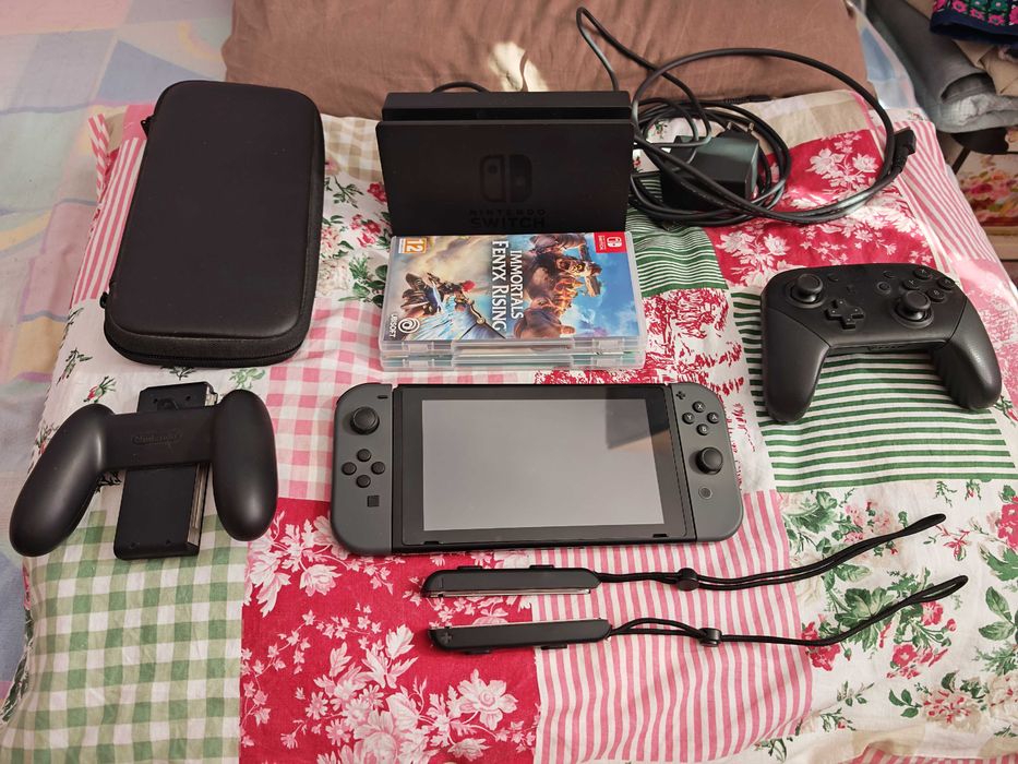 Конзола Nintendo Switch + игри