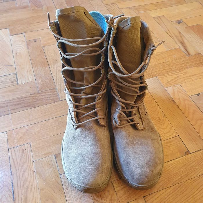 Bocanci militari diferite modele.