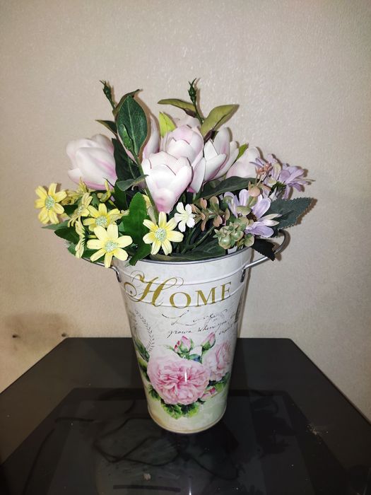 Сувенирное ведро для цветов.