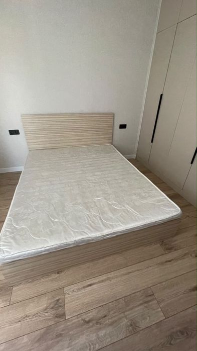 Продам двуспальную кровать с матрасом