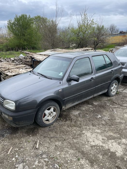 Голф 3/golf 3  1.8 бензин НА ЧАСТИ разполагам и с още части за голф 3