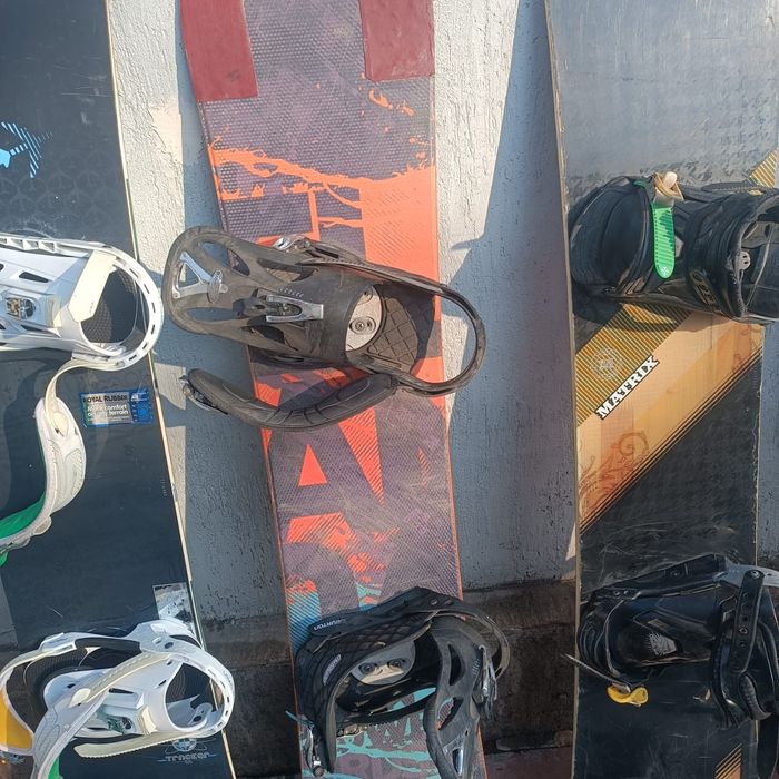 Сноуборды и ботинки , лыжи и ботинки