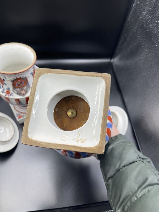 Doua vaze din portelan tip “sevres” cu emblema regală