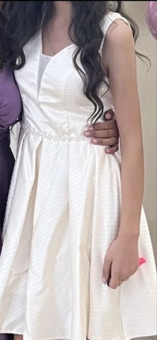 Къса бежова рокля