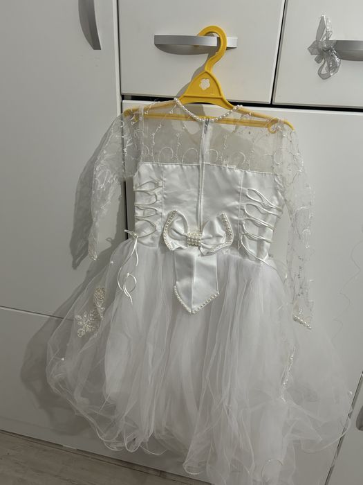 Қыздарға ақ көйлек сатылады