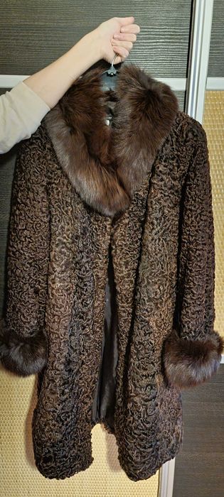 Haină de blană din astrahan cu guler și manșete de vulpe