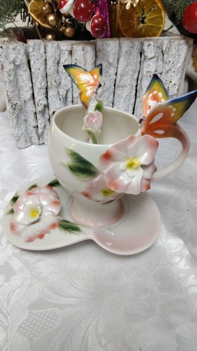 Ceașca porțelan cu lingurița,lucrata manual