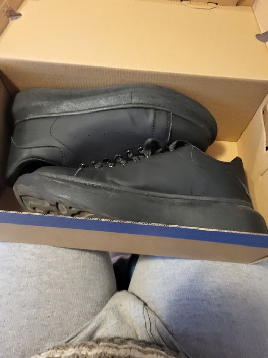 Vând pantofi pentru zile onomastice