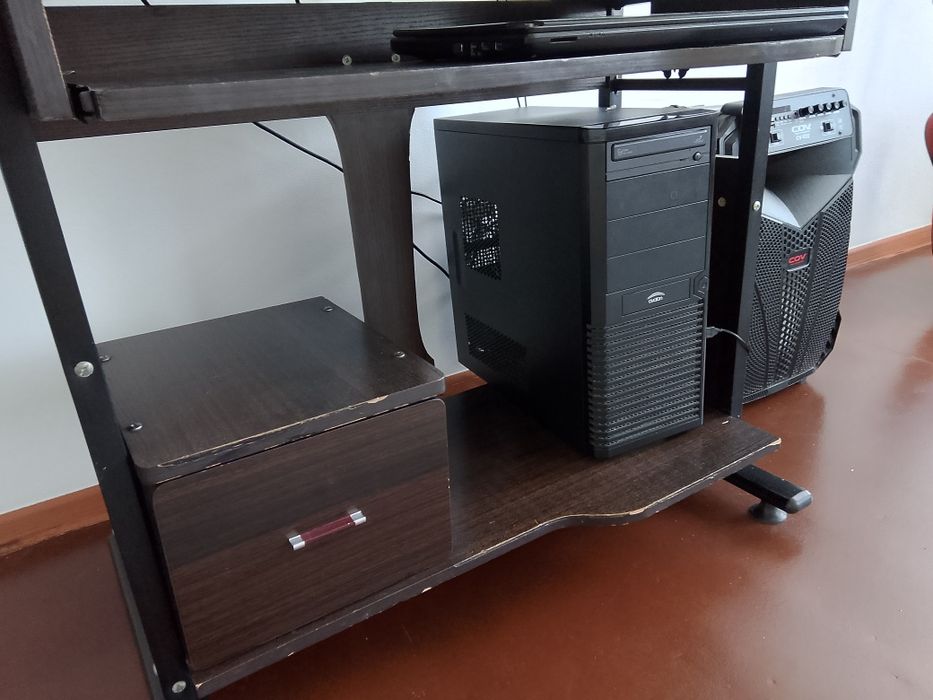 Продам компьютерный стол, стеклянный