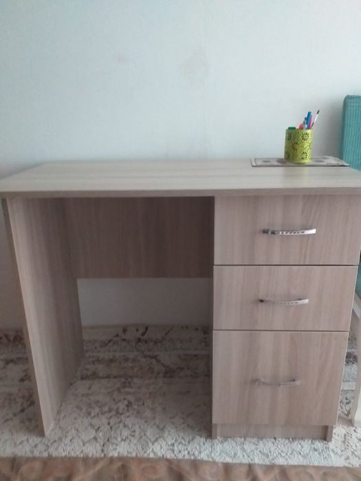 Стол вместе с полками