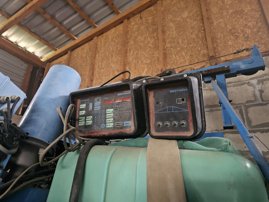 Masina de erbicidat berthoud 1200 l.