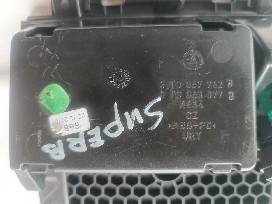 Пепелник панел, конзола Шкода Суперб / Skoda Superb 3T0857962B