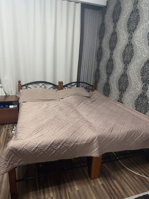 Кровать, шифоньер, стол, тумба.