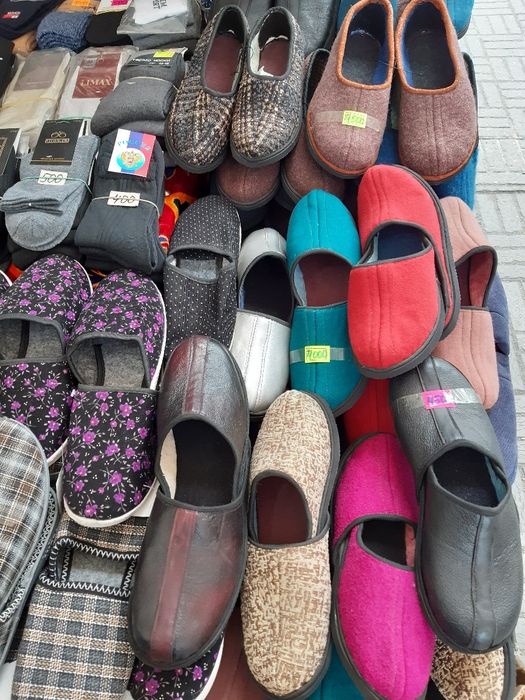 Тапочки, шлёпки, бабуши  домашние.