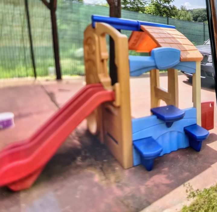 Spatiu joaca ,tobogan, căsuța