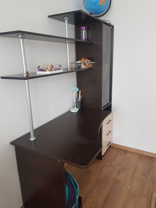 Продам стол со шкафом для ученика.