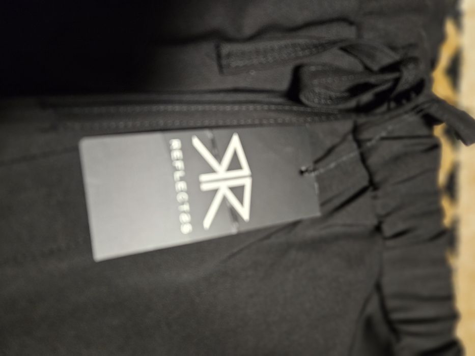 Pantaloni noi cu eticheta, Reflex