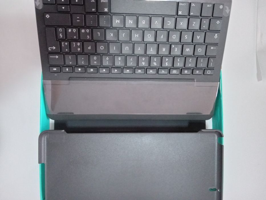Калъф-клавиатура Logitech Slim Folio за iPad (7/8/9поколение)