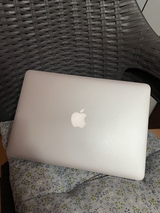 • Macbook  Pro • Retina •