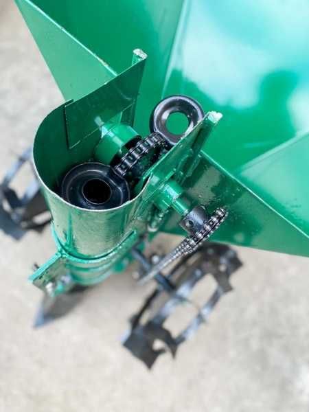 Semanatoare de plantat cartofi cu fertilizator motocultor