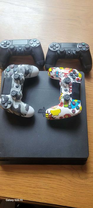 Продавам безупречно PS4 с 5 джойстици