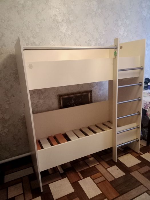 Двухярусную кровать .