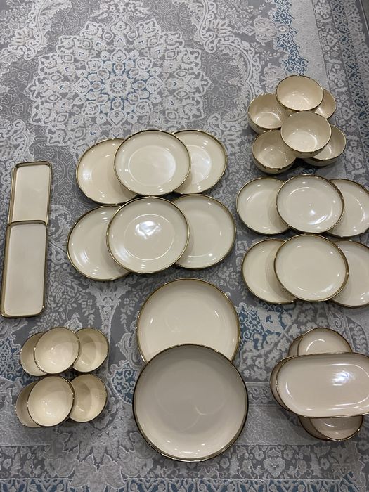 Продам два столовых сервиза!