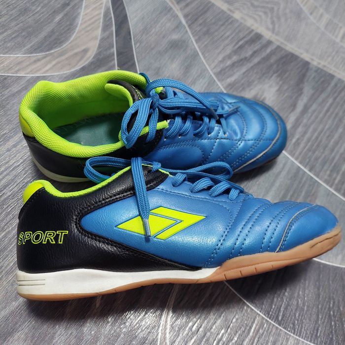 Продам футзалки 34р