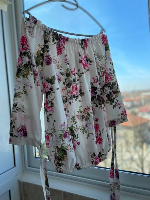 Лятна блуза с флорални мотиви